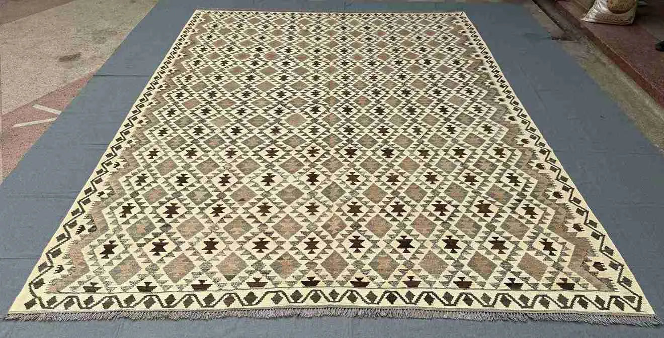 Boho-style handmade Kilim flatweave rug in natural tones – perfect for bedrooms or lounges.