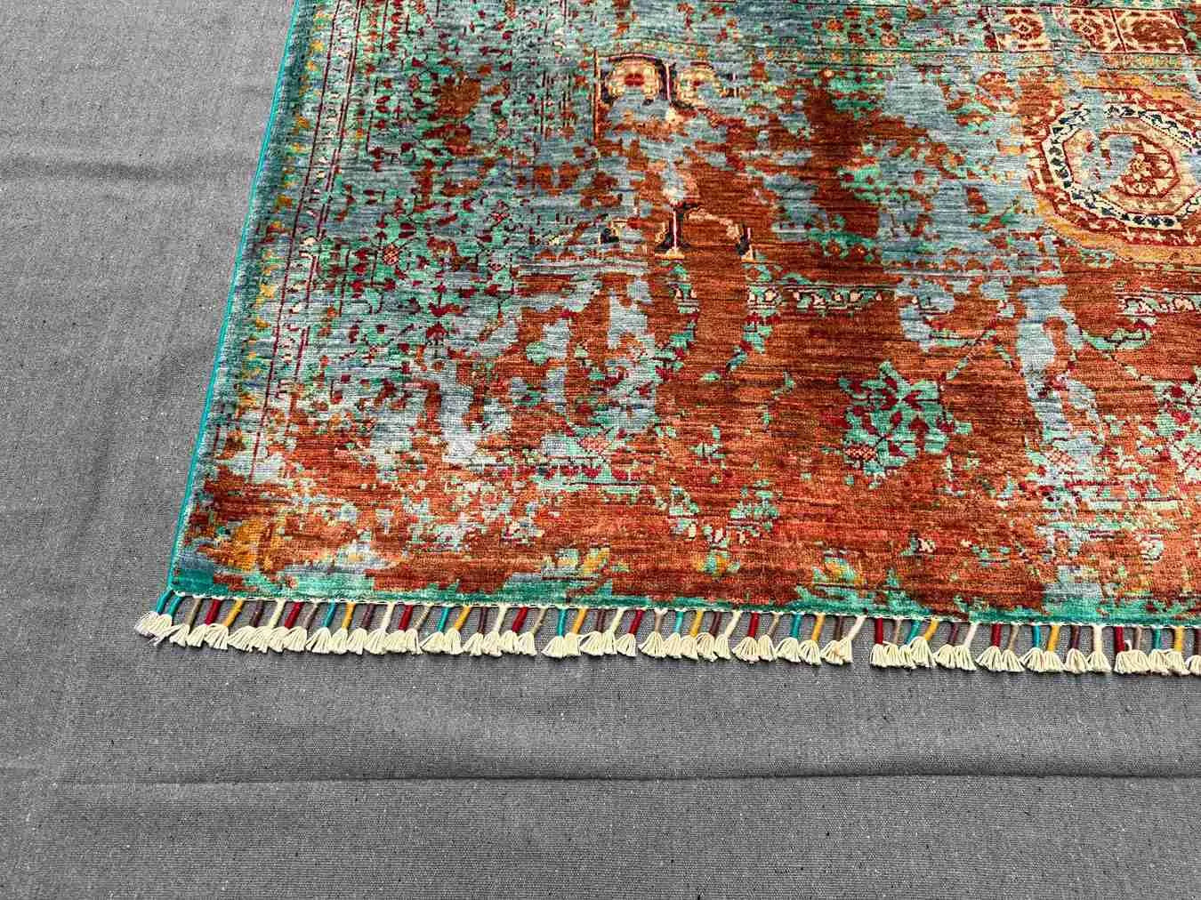 Detailed corner pattern of 5x8 multicolor Mamluk rug