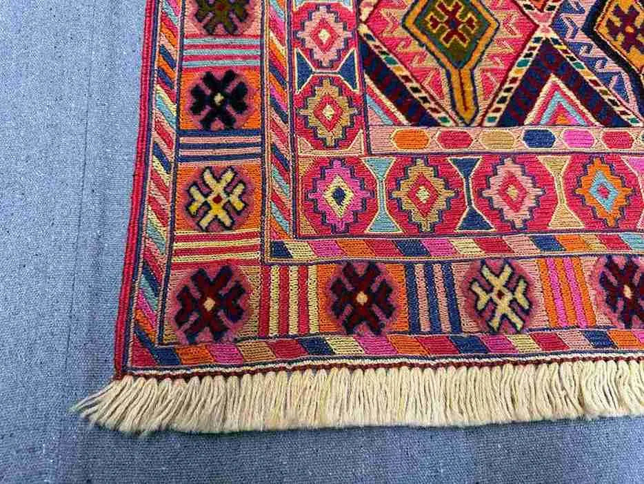 Corner design detail of 2.7x8.11 vintage Kilim wool rug