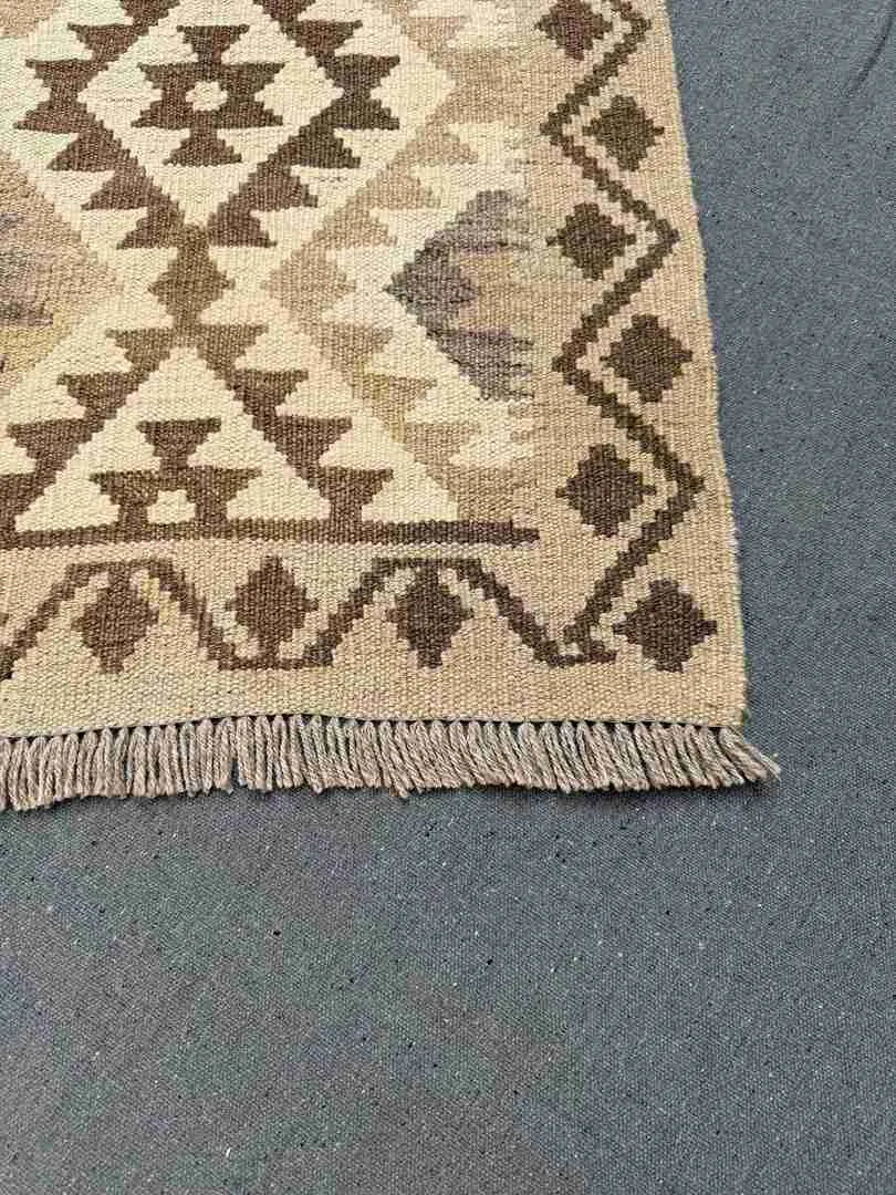Corner finish of handmade wool flatweave rug