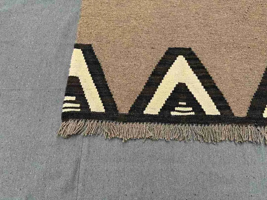 Corner detail of 6x9 geometric Kilim rug highlighting fine craftsmanship.
