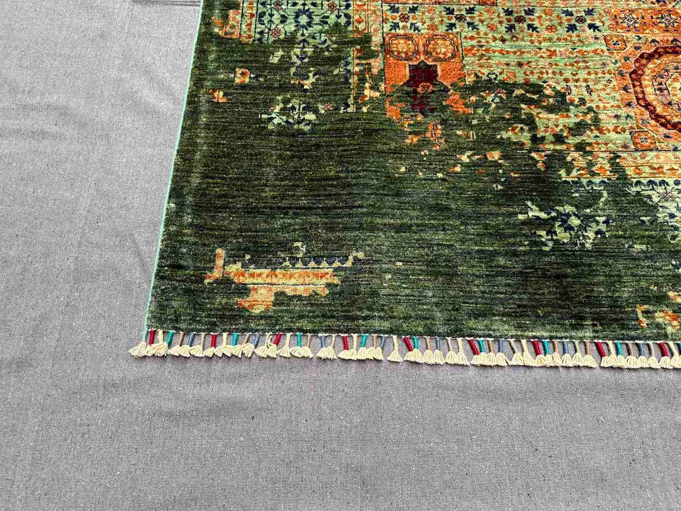 Corner detail of 6x8 abstract Mamluk rug with intricate knots