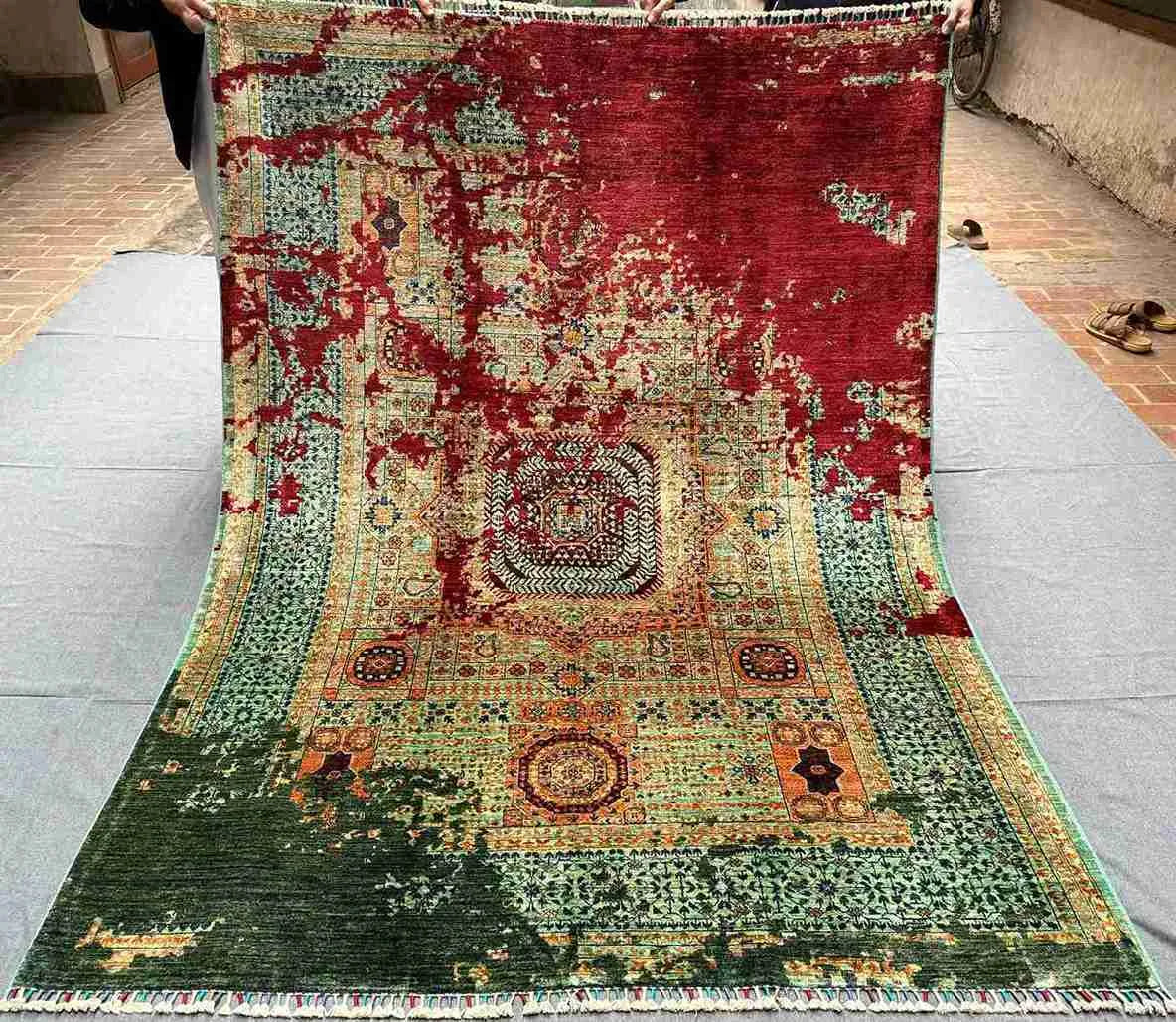 Full top view of 6x8 handmade wool & silk modern Mamluk rug