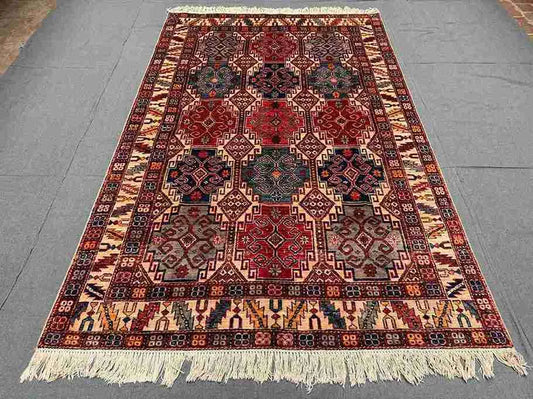 Full floor layout of Persian-style Waziri wool carpet