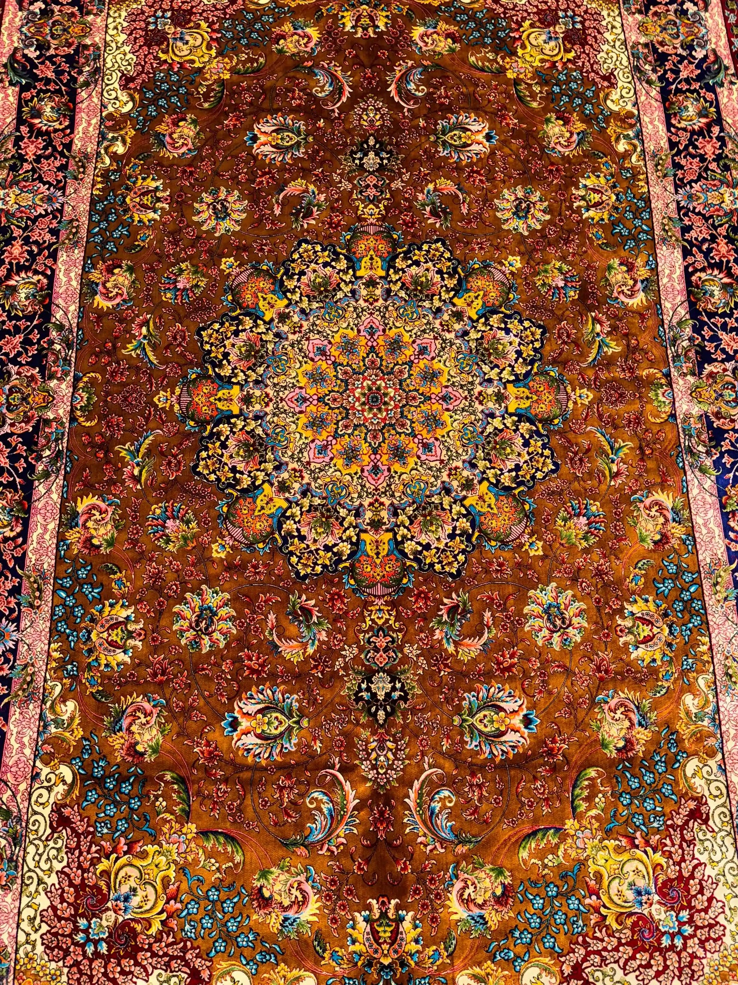 Traditional floral medallion design of Persian silk carpet – 5x7