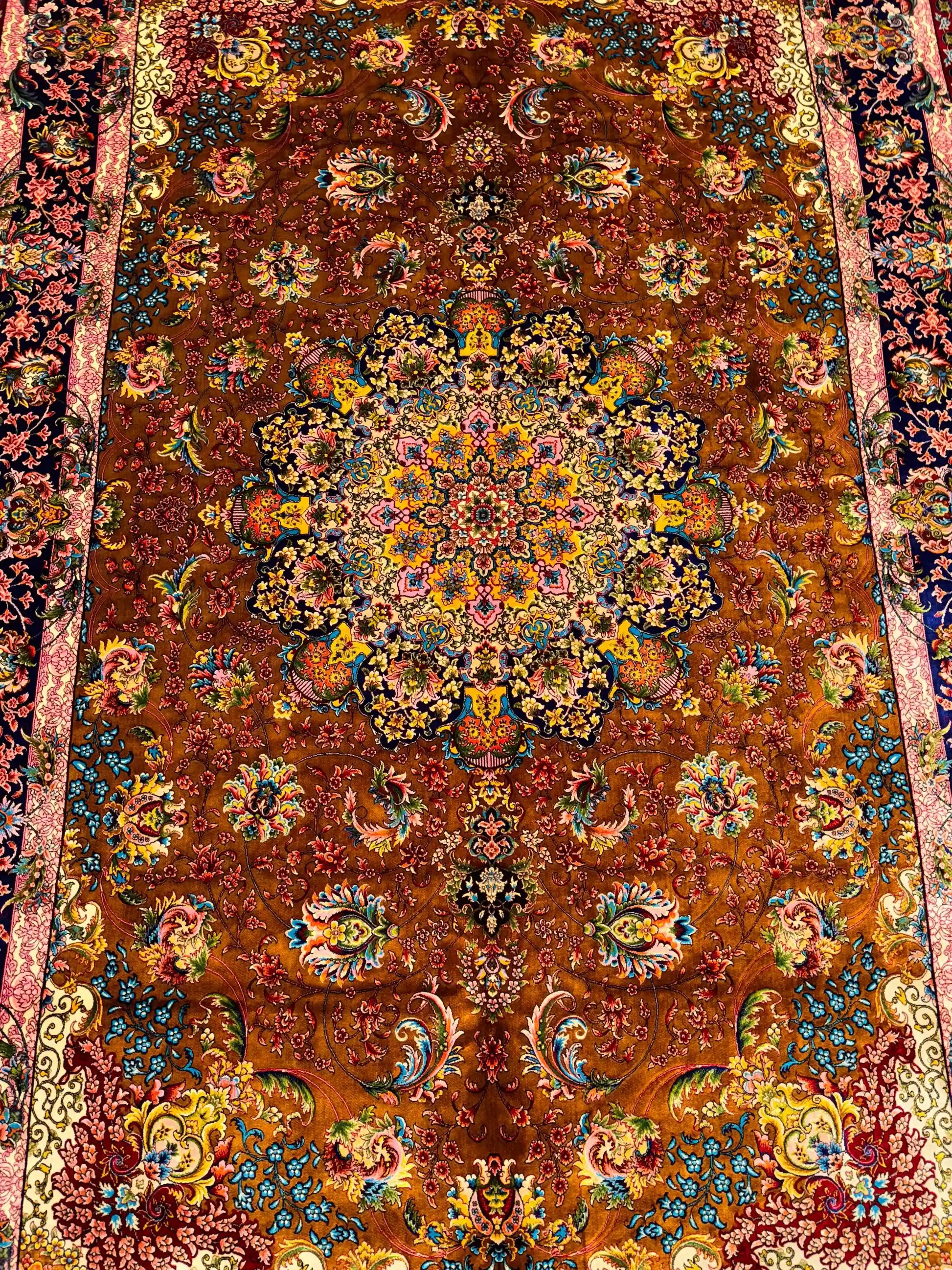 Traditional floral medallion design of Persian silk carpet – 5x7